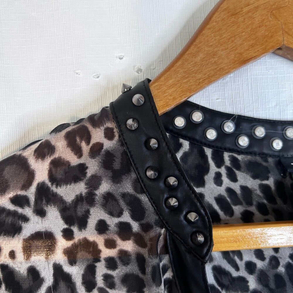 Torrid Studded Neckline Animal Print‎ Blouse Faux Leather Trim Size 0/Large Edgy - Picture 10 of 12
